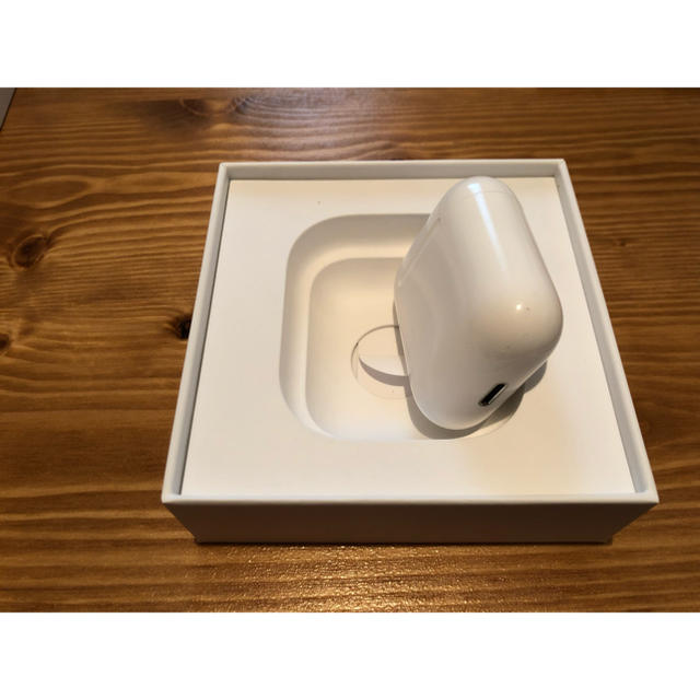 Apple(アップル)のAirPods充電ケース スマホ/家電/カメラのオーディオ機器(ヘッドフォン/イヤフォン)の商品写真