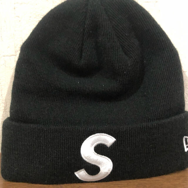 Supreme(シュプリーム)のsupreme Sロゴ ニット帽 メンズの帽子(ニット帽/ビーニー)の商品写真