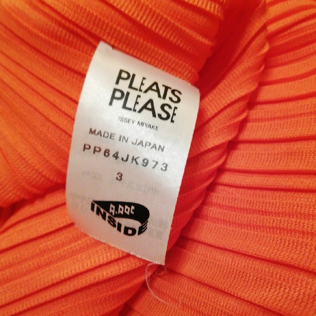 PLEATS PLEASE ISSEY MIYAKE(プリーツプリーズイッセイミヤケ)のプリーツプリーズ3a.pocプリーツ丸型トップオレンジ レディースのトップス(カットソー(半袖/袖なし))の商品写真