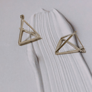 ステュディオス(STUDIOUS)の3D triangle earring(ピアス)