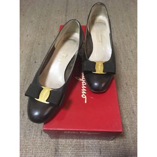 サルヴァトーレフェラガモ(Salvatore Ferragamo)のフェラガモ ヴァラ パンプス ダークブラウン(ハイヒール/パンプス)