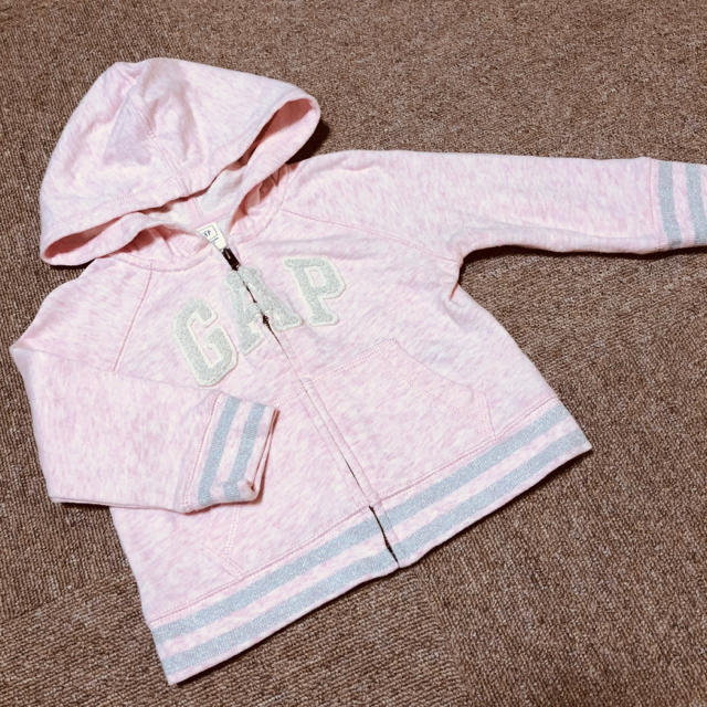 GAP(ギャップ)のGAP 女の子用 パーカー 80 キッズ/ベビー/マタニティのベビー服(~85cm)(ジャケット/コート)の商品写真