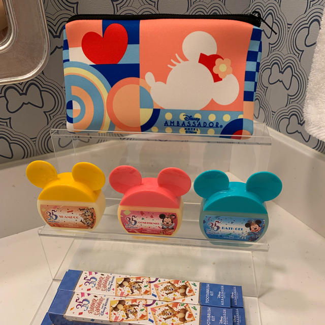 Disney(ディズニー)の#ミニーポーチ#東京ディズニーリゾート#限定アメニティ#非売品 レディースのファッション小物(ポーチ)の商品写真