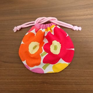 マリメッコ(marimekko)のマリメッコ生地 まんまる巾着(ポーチ)