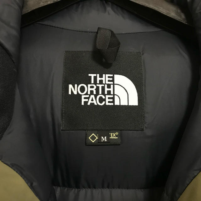 THE NORTH FACE(ザノースフェイス)のlongboader様 美品 マウンテンダウンジャケット バーントオリーブ M メンズのジャケット/アウター(ダウンジャケット)の商品写真