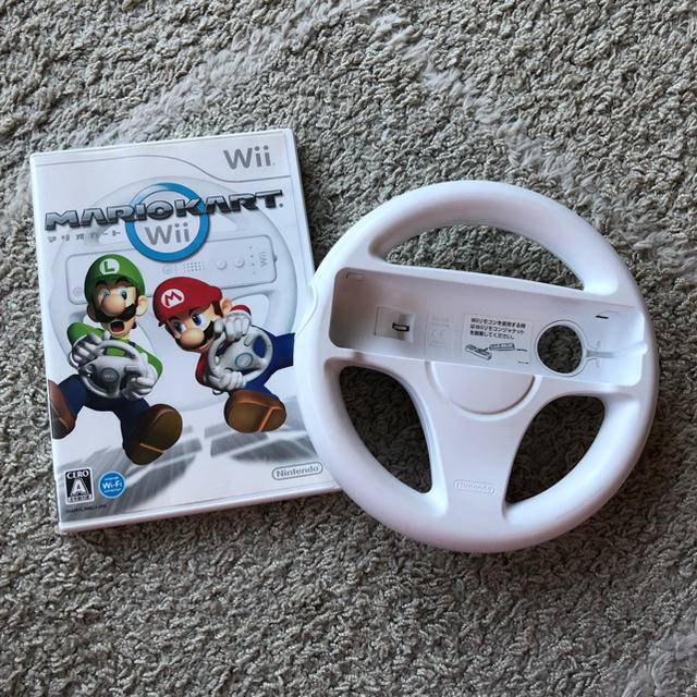 Wii(ウィー)のマリオカート wii  ハンドル付き エンタメ/ホビーのゲームソフト/ゲーム機本体(家庭用ゲームソフト)の商品写真