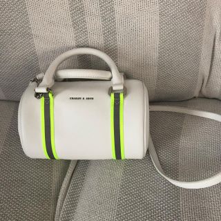 チャールズアンドキース(Charles and Keith)のチャールズ＆キース ネオンカラーショルダーバッグ タグ付き新品未使用品(ショルダーバッグ)