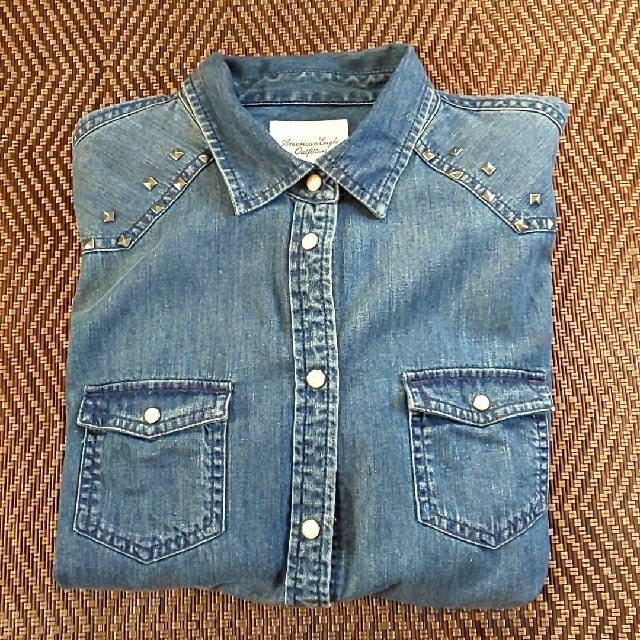 American Eagle(アメリカンイーグル)のAMERICAN EAGLE  スタッズ付きシャツ レディースのトップス(シャツ/ブラウス(長袖/七分))の商品写真