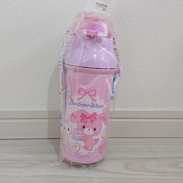 ぼんぼんりぼん(ボンボンリボン)の新品 ぼんぼんリボン プッシュ式 直のみスポーツボトル 480ml キッズ/ベビー/マタニティの授乳/お食事用品(水筒)の商品写真