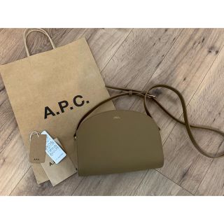 アーペーセー(A.P.C)のA.P.Cハーフムーン ベージュエンボス(ショルダーバッグ)