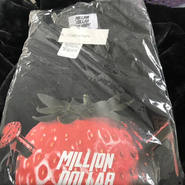 MILKBOY(ミルクボーイ)の MILKBOY berry いちごMDM Tシャツ  串刺しベリー  メンズのトップス(Tシャツ/カットソー(半袖/袖なし))の商品写真