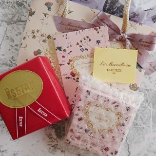 レメルヴェイユーズラデュレ(Les Merveilleuses LADUREE)の【新品】ラデュレ 数量限定貝殻ケース付きファンデーション(ファンデーション)