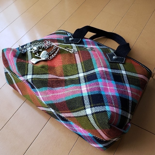 Vivienne Westwood(ヴィヴィアンウエストウッド)のヴィヴィアンウエストウッド　チャーム付きハンドバッグ レディースのバッグ(ハンドバッグ)の商品写真
