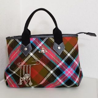 ヴィヴィアンウエストウッド(Vivienne Westwood)のヴィヴィアンウエストウッド　チャーム付きハンドバッグ(ハンドバッグ)