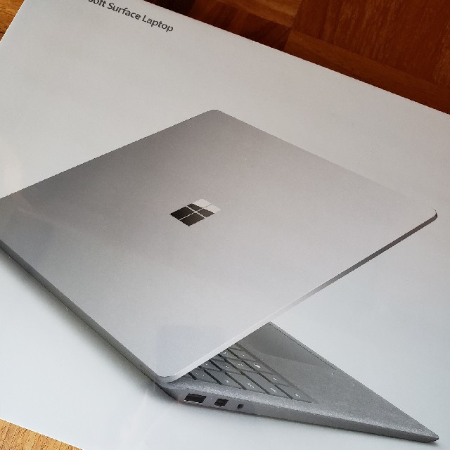 Microsoft(マイクロソフト)の 新品 Surface Laptop 2 i5/8GB/128GB プラチナ スマホ/家電/カメラのPC/タブレット(ノートPC)の商品写真