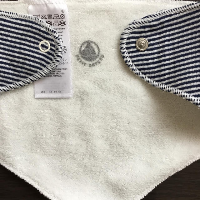 PETIT BATEAU(プチバトー)の【新品】プチバトー 三角スタイ2点セット キッズ/ベビー/マタニティのこども用ファッション小物(ベビースタイ/よだれかけ)の商品写真