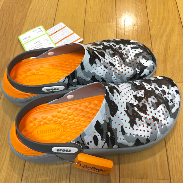 crocs(クロックス)の新品 クロックス ライトライド  M8 26cm シティカモ柄 26.5 限定色 メンズの靴/シューズ(サンダル)の商品写真