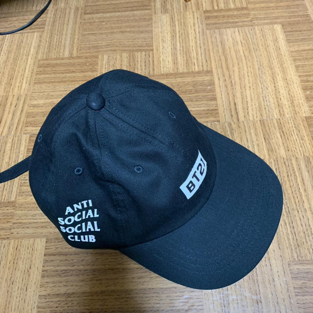 防弾少年団(BTS)(ボウダンショウネンダン)のAntisocialsocialclub BT21 Collab  キャップ レディースの帽子(キャップ)の商品写真