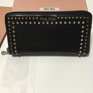 ミュウミュウ(miumiu)のMIU MIU 長財布 スタッズ ブラック(財布)