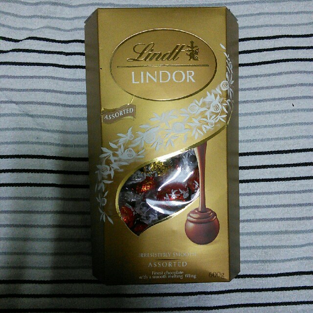 Lindt(リンツ)のコストコ購入のリンツリンドールチョコレート4種　アソート 食品/飲料/酒の食品(菓子/デザート)の商品写真