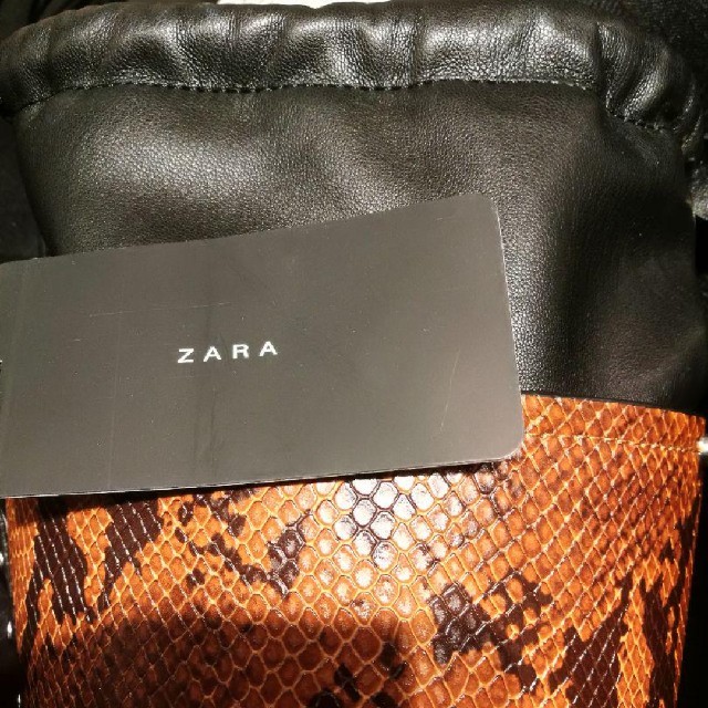 ZARA(ザラ)のラスト1個　ZARAスネークプリントショルダーバッグ レディースのバッグ(ショルダーバッグ)の商品写真