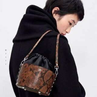 ザラ(ZARA)のラスト1個　ZARAスネークプリントショルダーバッグ(ショルダーバッグ)