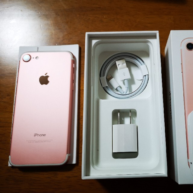 iPhone(アイフォーン)のiPhone7 32GB au 新品 rose gold スマホ/家電/カメラのスマートフォン/携帯電話(スマートフォン本体)の商品写真