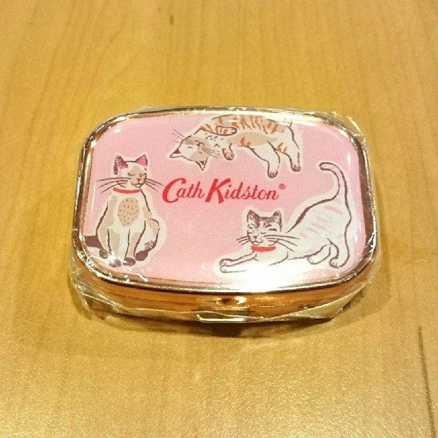 Cath Kidston(キャスキッドソン)の新品 キャス・キッドソン リップバームコンパクト【キャッツ】 コスメ/美容のスキンケア/基礎化粧品(リップケア/リップクリーム)の商品写真