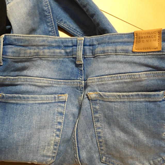 ZARA(ザラ)のZARA スキニー ダメージジーンズ レディースのパンツ(スキニーパンツ)の商品写真