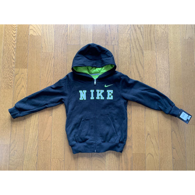 NIKE(ナイキ)の新品未使用 ナイキパーカー子供服 黒 キッズ/ベビー/マタニティのキッズ服男の子用(90cm~)(ジャケット/上着)の商品写真