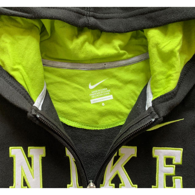 NIKE(ナイキ)の新品未使用 ナイキパーカー子供服 黒 キッズ/ベビー/マタニティのキッズ服男の子用(90cm~)(ジャケット/上着)の商品写真