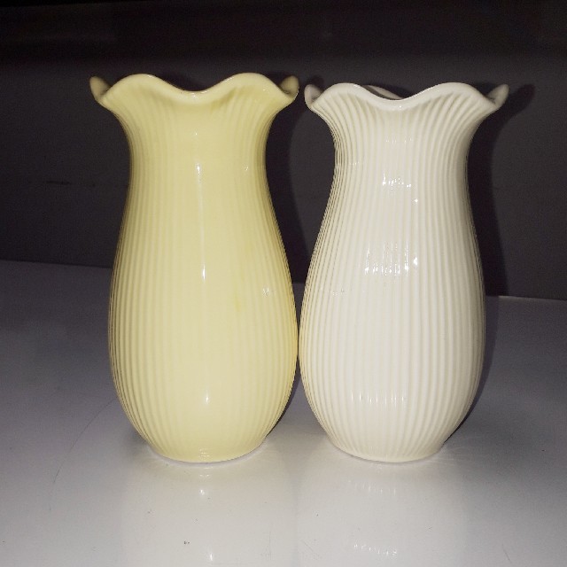 【日本製】花瓶　イエロー&ホワイト(2個) インテリア/住まい/日用品のインテリア小物(花瓶)の商品写真