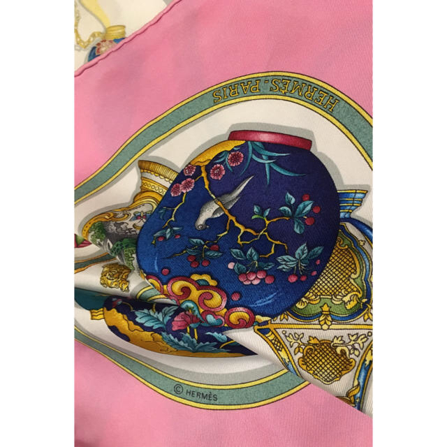 Hermes(エルメス)の美品 可愛いピンクの香水瓶 エルメス スカーフ カレ90 レディースのファッション小物(バンダナ/スカーフ)の商品写真