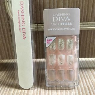 新品 おまけ付き ダッシングディバ  DASHING DIVA ネイルチップ コスメ/美容のネイル(つけ爪/ネイルチップ)の商品写真