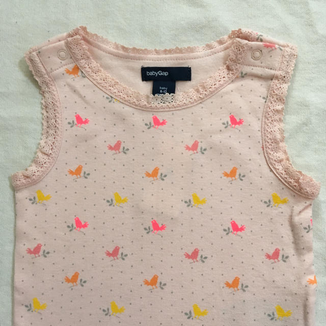 babyGAP(ベビーギャップ)の『新品』babyGap 女の子用 ノースリーブボディ 70㎝サイズ キッズ/ベビー/マタニティのベビー服(~85cm)(肌着/下着)の商品写真