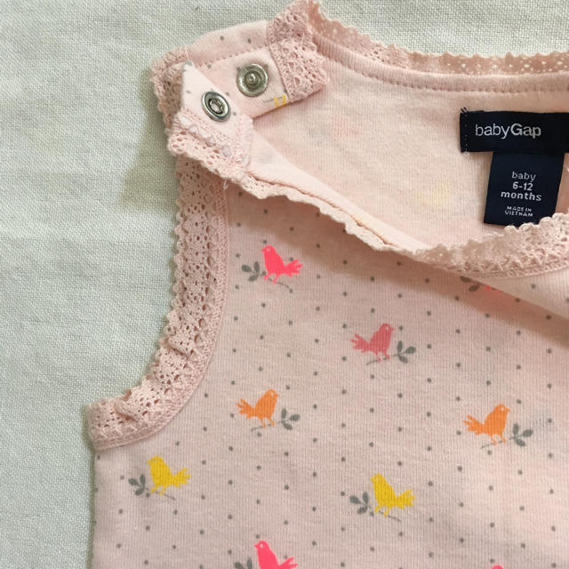 babyGAP(ベビーギャップ)の『新品』babyGap 女の子用 ノースリーブボディ 70㎝サイズ キッズ/ベビー/マタニティのベビー服(~85cm)(肌着/下着)の商品写真