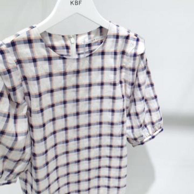 KBF(ケービーエフ)のチェック肩タックプルオーバー レディースのトップス(シャツ/ブラウス(半袖/袖なし))の商品写真