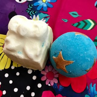 ラッシュ(LUSH)のLUSHバスボム2点 風呂敷セット(入浴剤/バスソルト)