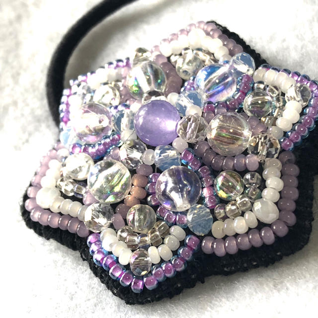 ビーズ刺繍 ヘアゴム【パステルパープル】ハンドメイド  ハンドメイドのアクセサリー(ヘアアクセサリー)の商品写真