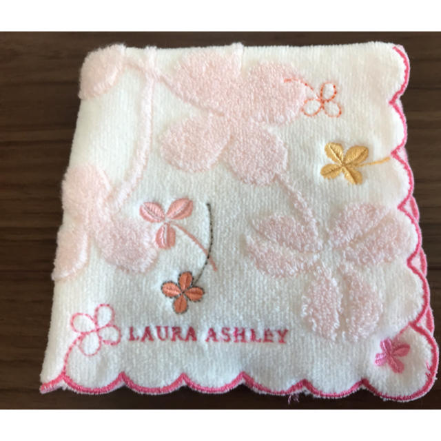 LAURA ASHLEY(ローラアシュレイ)の【新品】ローラアシュレイ タオルハンカチ レディースのファッション小物(ハンカチ)の商品写真