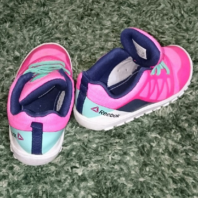 Reebok(リーボック)のこどもBEAMS ReebokPINKｽﾆｰｶｰ キッズ/ベビー/マタニティのキッズ靴/シューズ(15cm~)(スニーカー)の商品写真