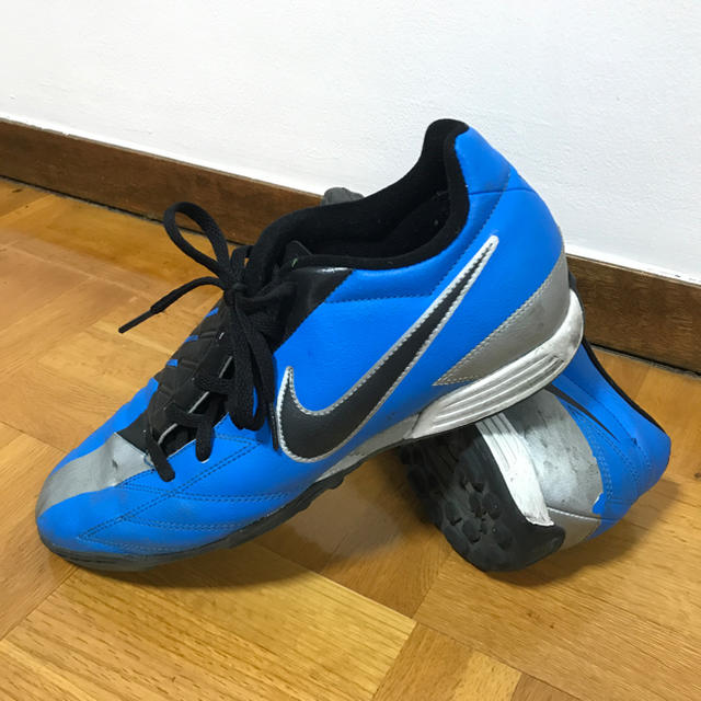 NIKE(ナイキ)のNIKE フットサルシューズ 27.5cm スポーツ/アウトドアのサッカー/フットサル(シューズ)の商品写真