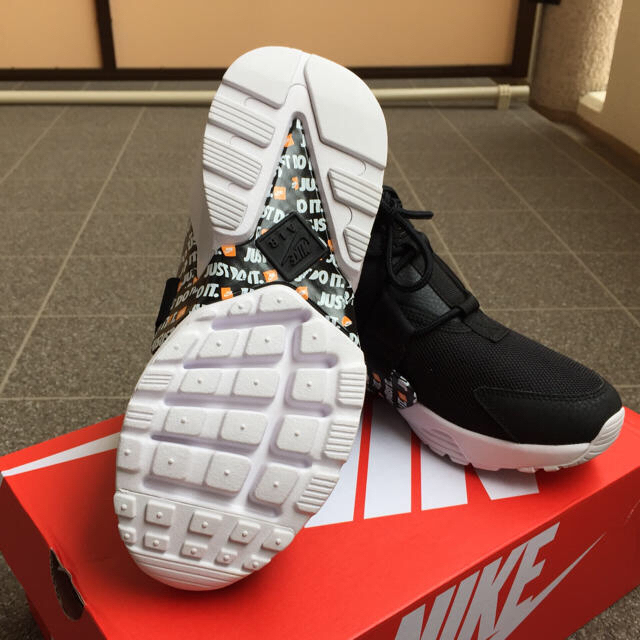 NIKE(ナイキ)のNIKE W AIR HUARACHES CITY LOW PRM 23.5cm レディースの靴/シューズ(スニーカー)の商品写真