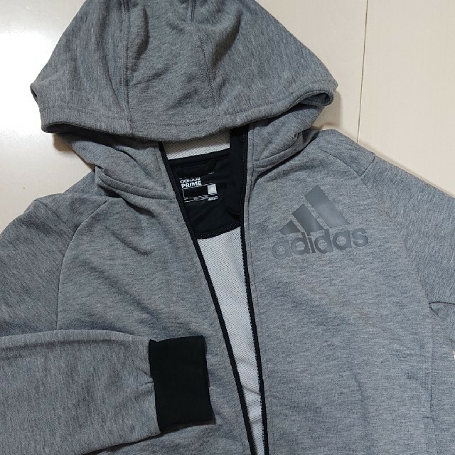 adidas(アディダス)の新品未使用 アディダスパーカー メンズL グレー メンズのトップス(パーカー)の商品写真