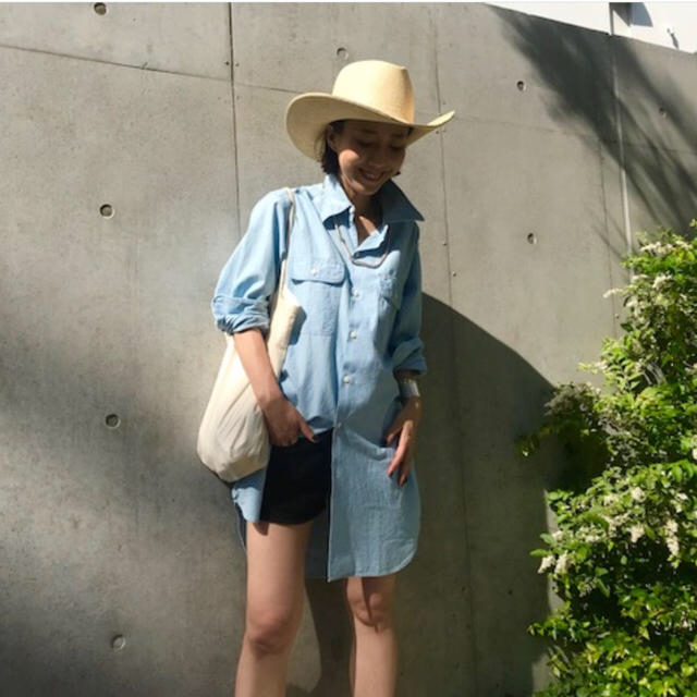 MADISONBLUE(マディソンブルー)のMADISON BLUE⭐️ CHAMBRAY HAMPTON LONG シャツ レディースのトップス(シャツ/ブラウス(長袖/七分))の商品写真