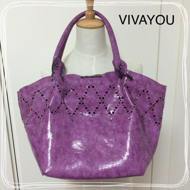 VIVAYOU(ビバユー)の【新品】エナメルトートバッグ レディースのバッグ(トートバッグ)の商品写真