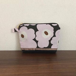 マリメッコ(marimekko)のマリメッコミニウニッコ新色の生地で作成しましたポーチです(ポーチ)