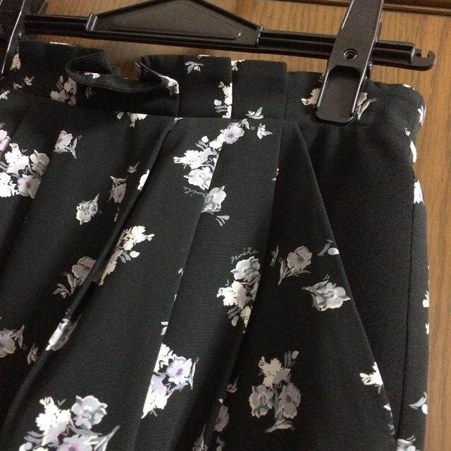 Noela(ノエラ)の花柄タイトスカート レディースのスカート(ミニスカート)の商品写真