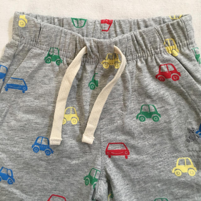 babyGAP(ベビーギャップ)の『新品』babyGap 男の子向 車柄 ショートパンツ 70㎝サイズ キッズ/ベビー/マタニティのベビー服(~85cm)(パンツ)の商品写真