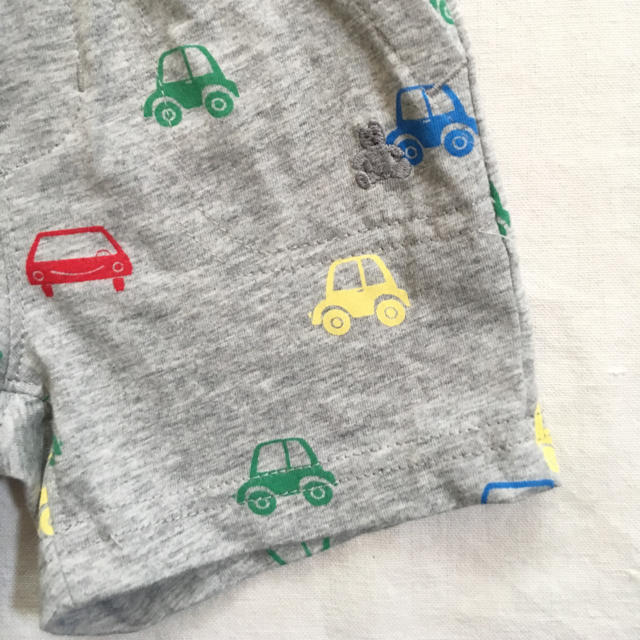 babyGAP(ベビーギャップ)の『新品』babyGap 男の子向 車柄 ショートパンツ 70㎝サイズ キッズ/ベビー/マタニティのベビー服(~85cm)(パンツ)の商品写真